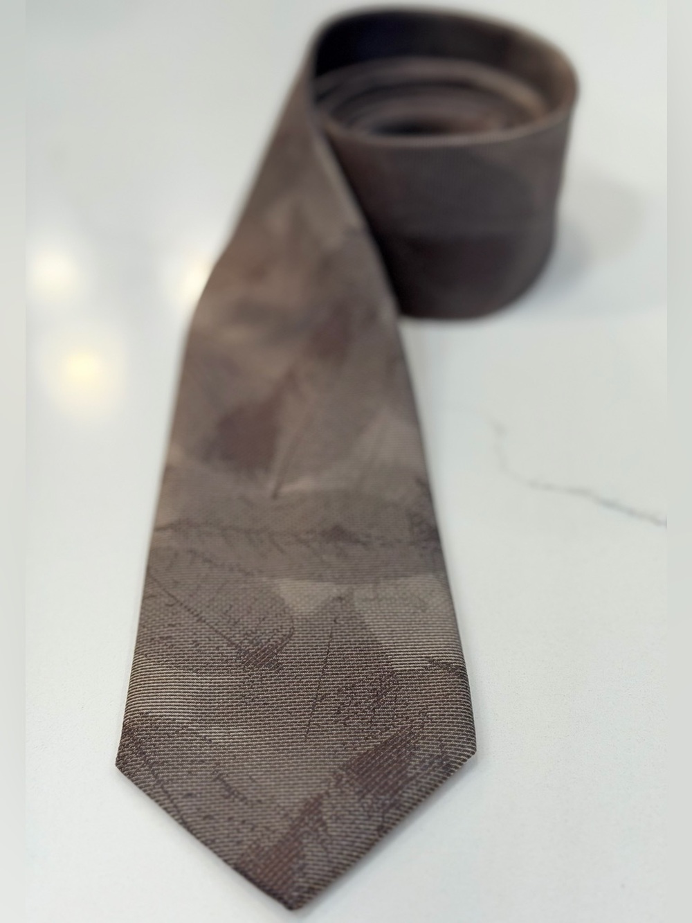CALVIN KLEIN Silk Brown Leaf Pattern Neck Tie W: 3” L: 57.5”